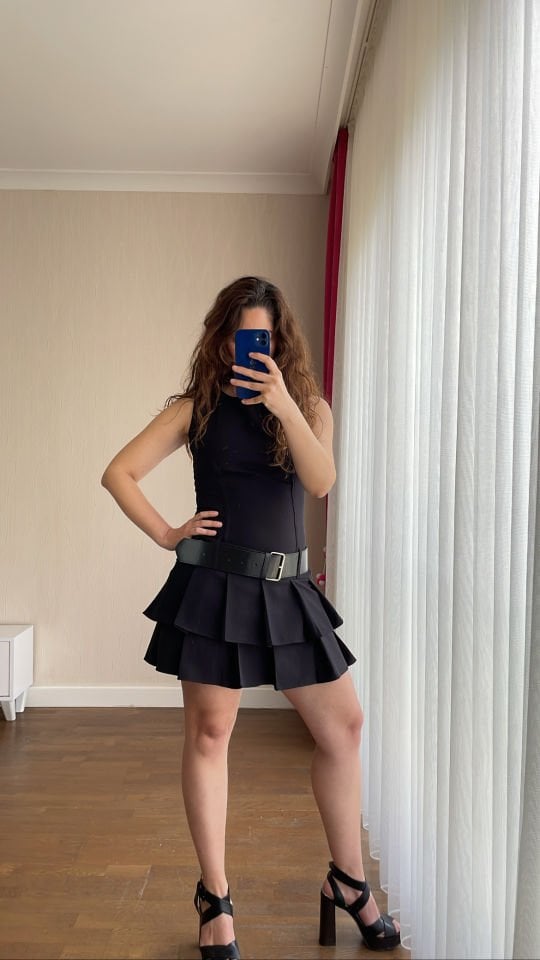 Eteği Pileli Kemerli Siyah Elbise