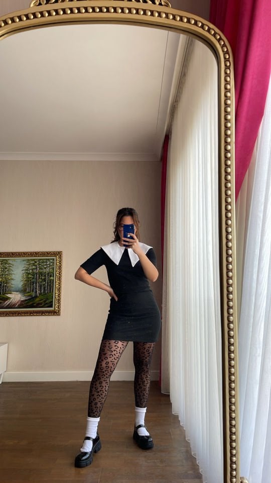 Beyaz Dik Yaka Siyah Fitilli Elbise
